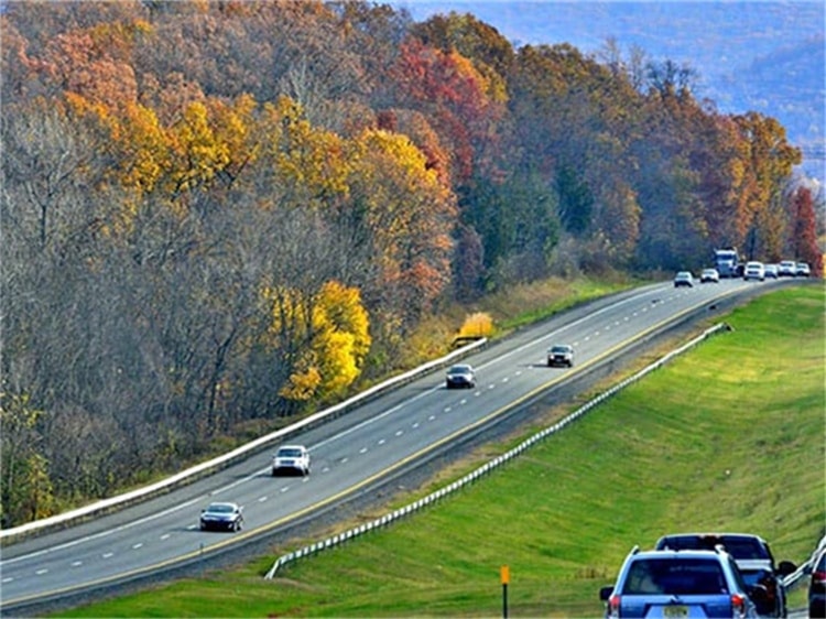 波形護(hù)欄板安裝情況之中國(guó)與外國(guó)相比較有哪些區(qū)別 波形護(hù)欄板安裝情況之中國(guó)與外國(guó)相比較有哪些區(qū)別