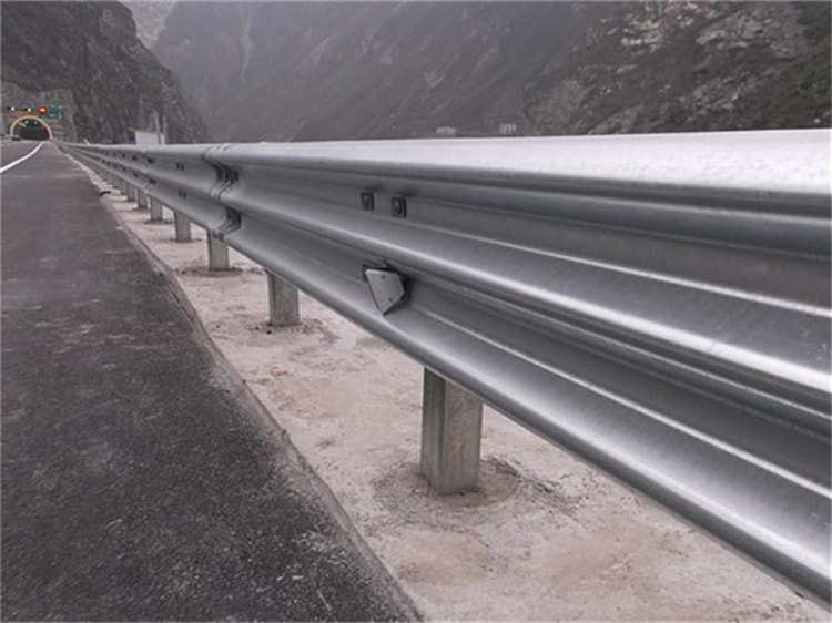 波形護欄板多少錢一米？常見規(guī)格波形護欄價格